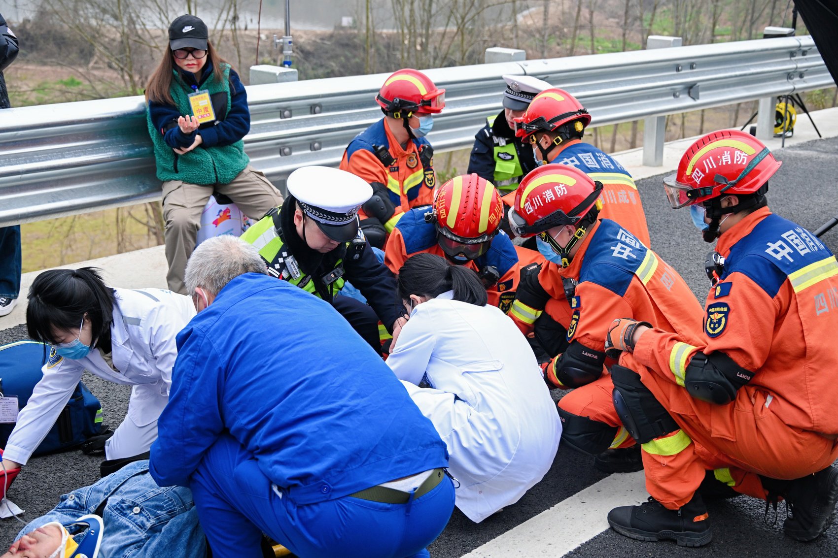 救援演练现场，“CERT”（联合应急响应）小队在现场对伤员进行快速检伤分类。 四川高速公安一分局供图